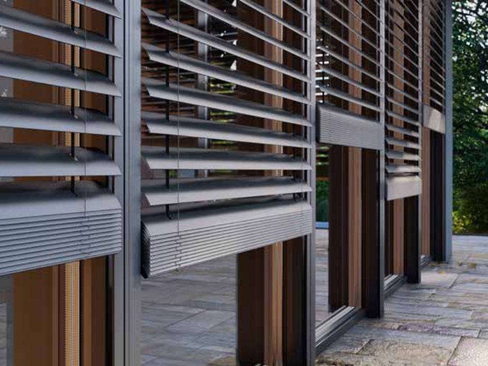 Façade équipée de brise-soleil orientables à lamelles