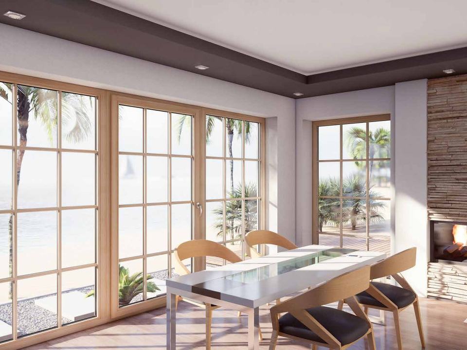 Salle à manger avec de grandes fenêtres en bois à petits-bois