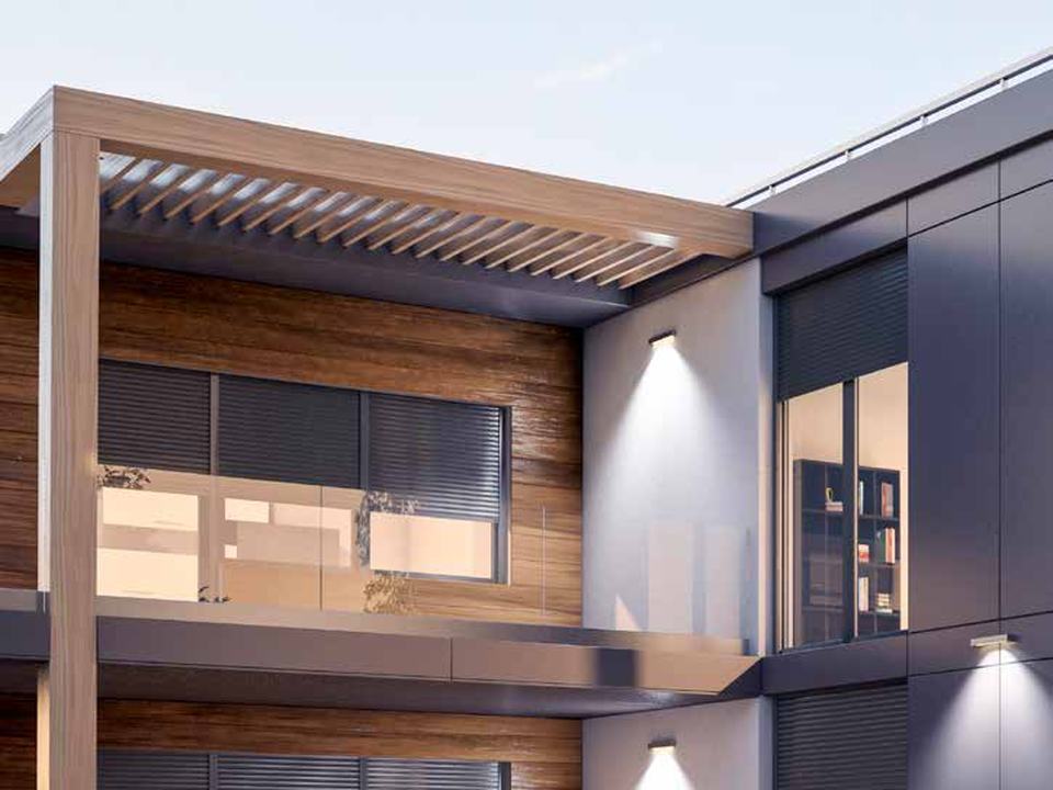 Pergola à lames au-dessus d'une terrasse de maison contemporaine