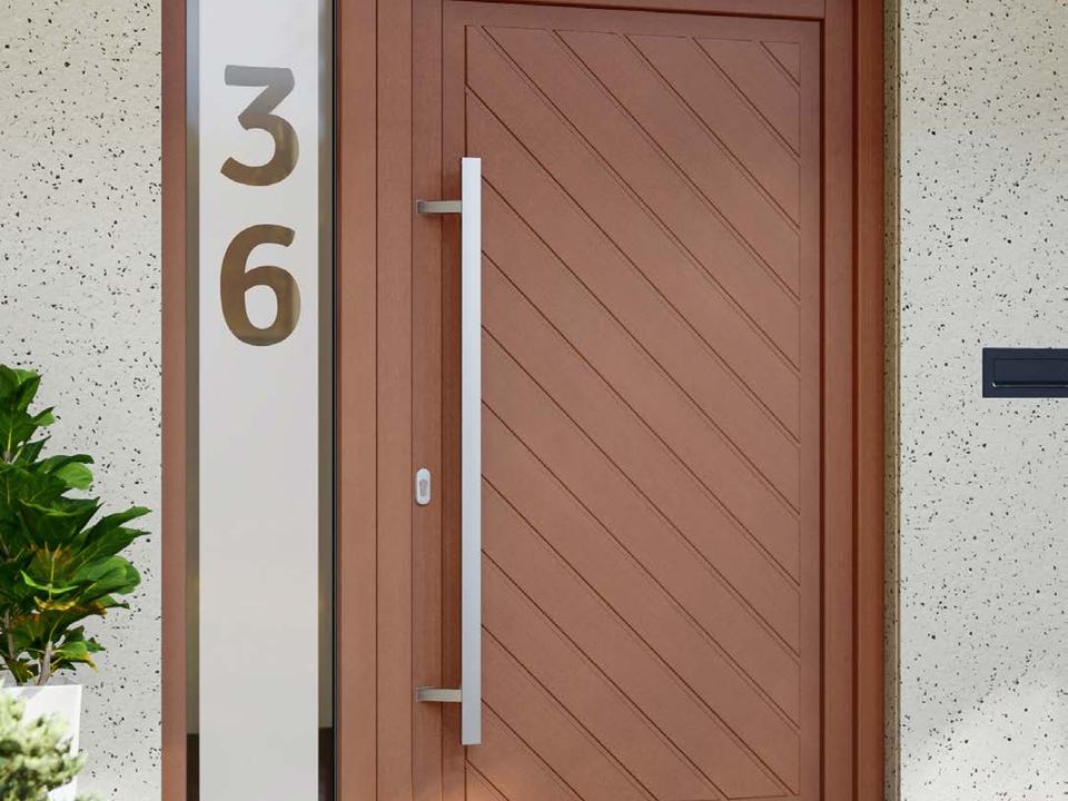 Porte d'entrée en bois à motif de chevrons avec grande poignée verticale